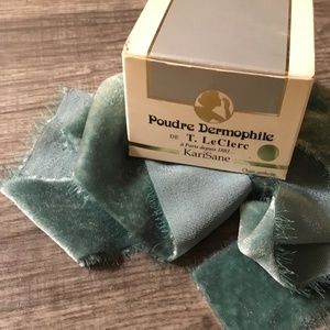 T Leclerc loose powder, sealed in box, Chair Ambrée